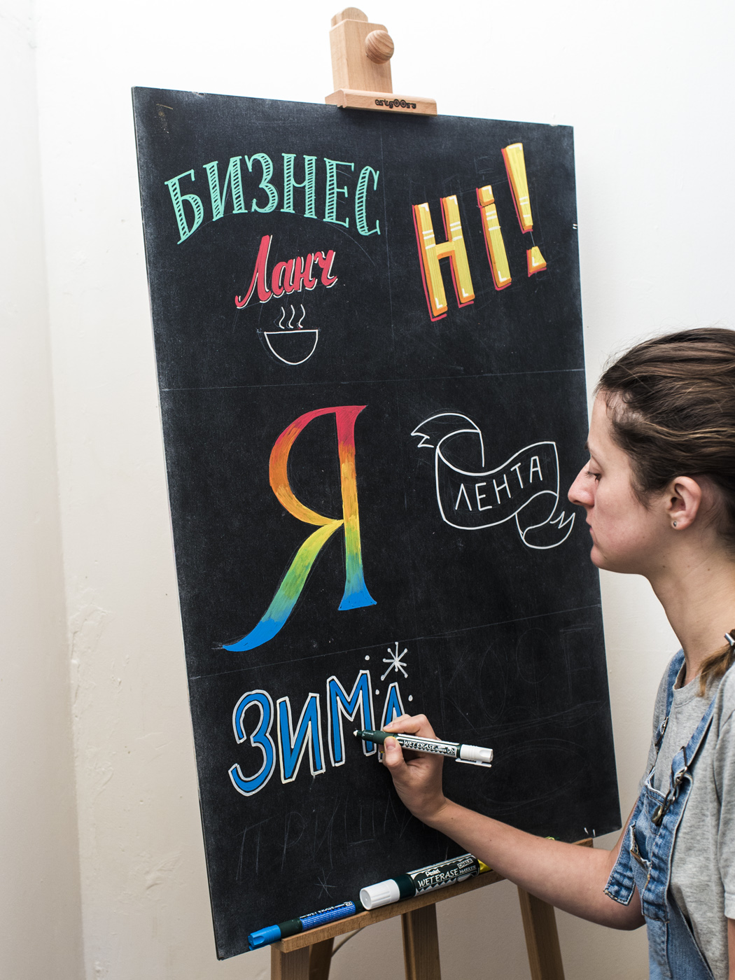 Рисунки меловыми маркерами на бумаге